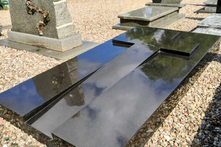 Symbolika na nagrobkach: co oznaczają najczęstsze motywy?