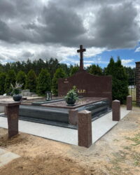grobowiec-rodzinny-grob-pomnik-czerwony-cwiercwalek-krzyz-wysoki-tolkowski-impala (5)
