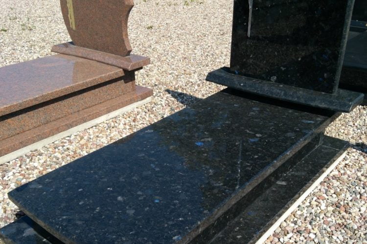 Jak dbać o nagrobek? Praktyczne porady pielęgnacyjne