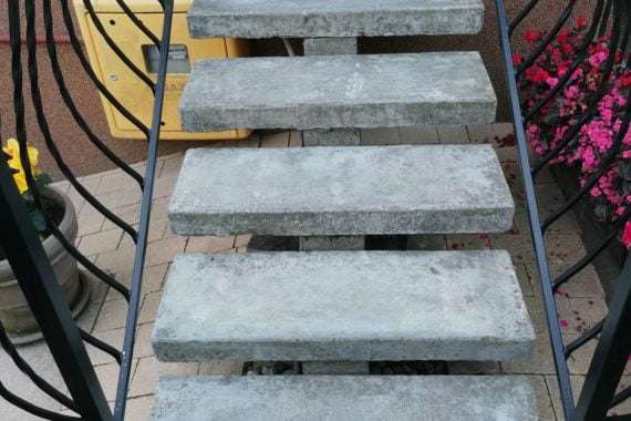 zdjęcie schodów granitowych na konstrukcji ażurowej