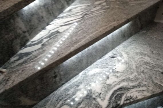 na zdjęciu schody Viscont White podświetlane
