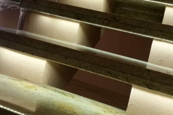 na zdjęciu schody Ciele del Oro podświetlone podstopnie