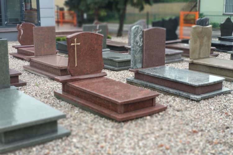 Personalizacja nagrobka: litery, zdjęcia, rzeźby, QR kody
