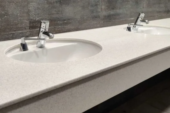 blat z konglomeratu w biurowcu