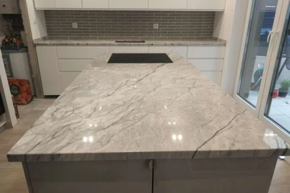 zdjęcie wyspy kuchennej biały granit Stream White