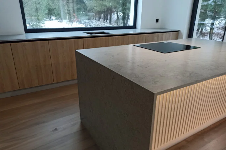 Blaty z kamienia naturalnego vs. konglomeratu: co wybrać?