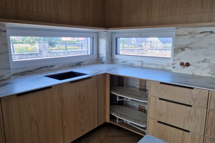 Jak połączyć blat kuchenny z parapetem? Praktyczne rozwiązania