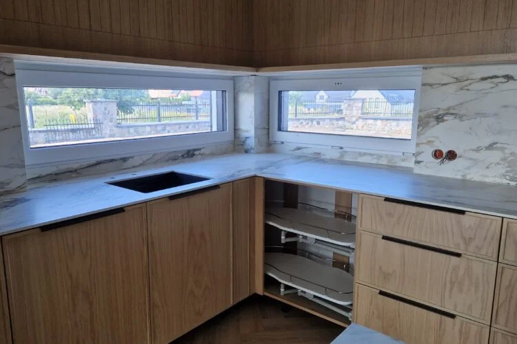 Jak połączyć blat kuchenny z parapetem? Praktyczne rozwiązania